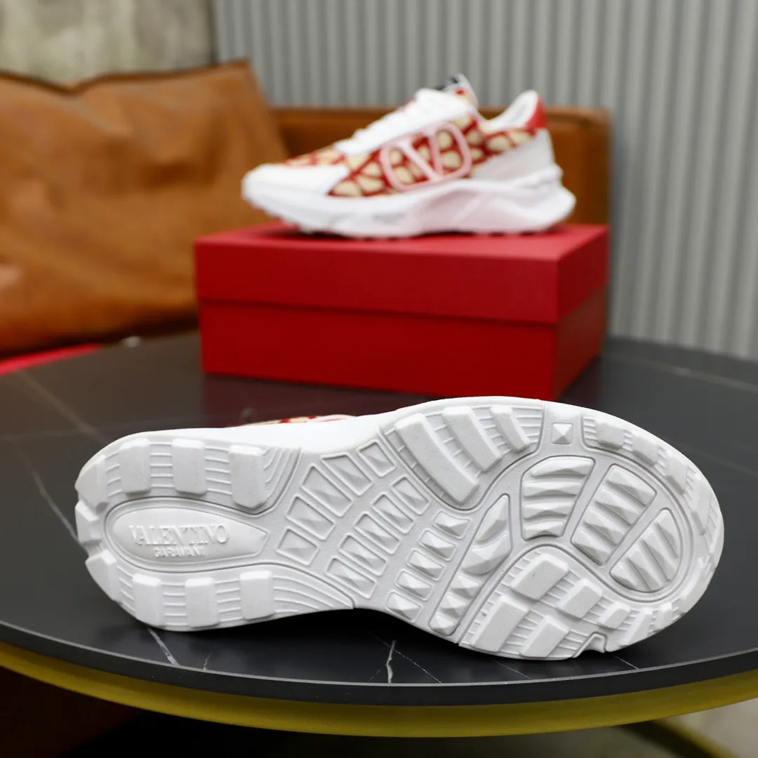 Ex-factory price: 460💰VALENTINO/Valentino 2025s men's latest low-top thick-soled sports shoes are shipped. Made with heavy industry, men's fine casual sports shoes, versatile style. Original leather, rubber lines embellished with geometric segmentation uppers, hand-sewn, novel and fashionable, rubber soles with rivet details on the front and back, VALENTINO GARAVANI LOGO printed on the side, and Valentino Garavani decorative inlay on the tongue. Logo, comfortable, breathable and durable on the feet! Comes with full original packaging! Code number: 38-39-40-41-42-43-44 (45 can be customized)